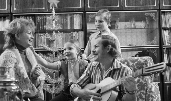 Искренние и домашние: как выглядели новогодние застолья в СССР (19 фото)